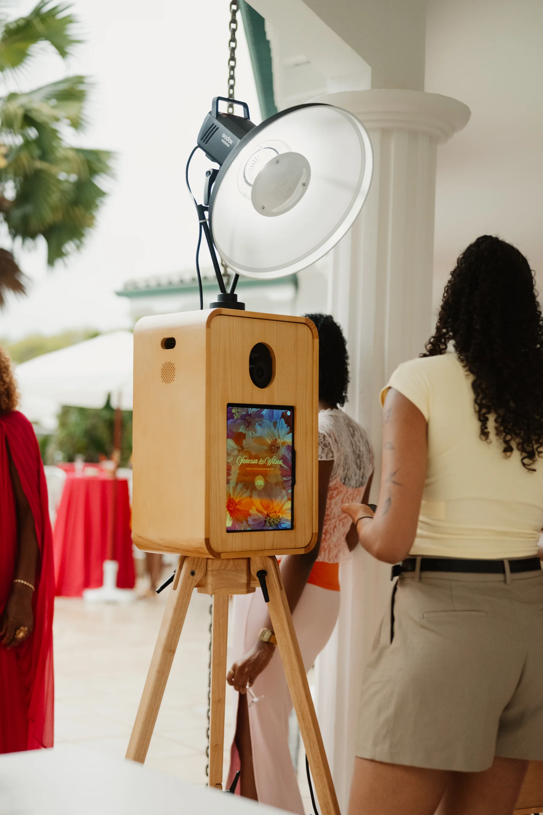 Photobooth BELPOZ avec écran d'accueil personnalisé, installé sous une véranda