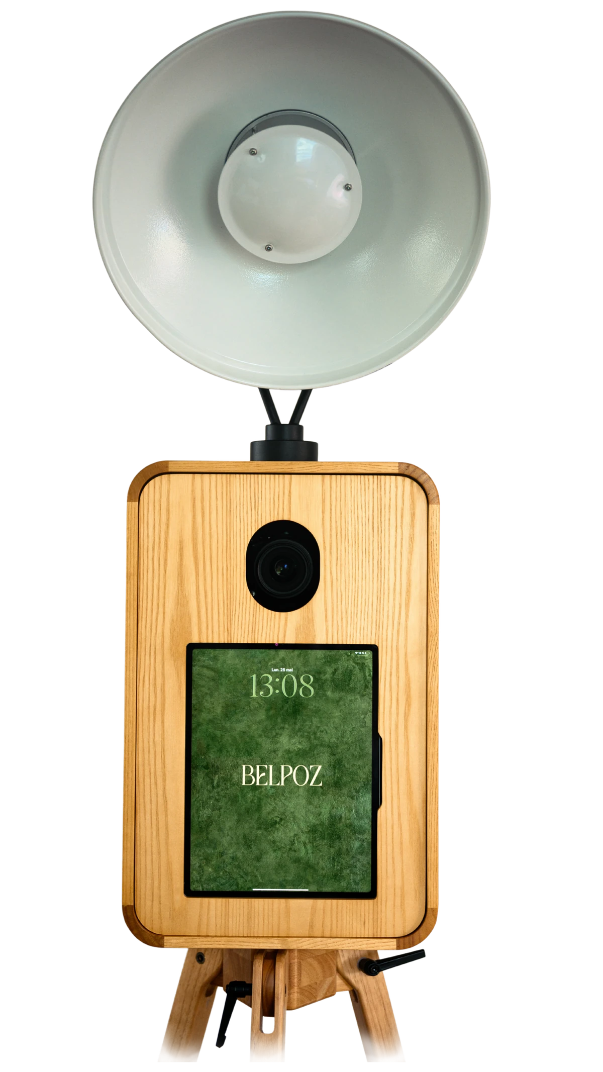 Photobooth BELPOZ en bois clair sur trépied, écran de contrôle et flash professionnel